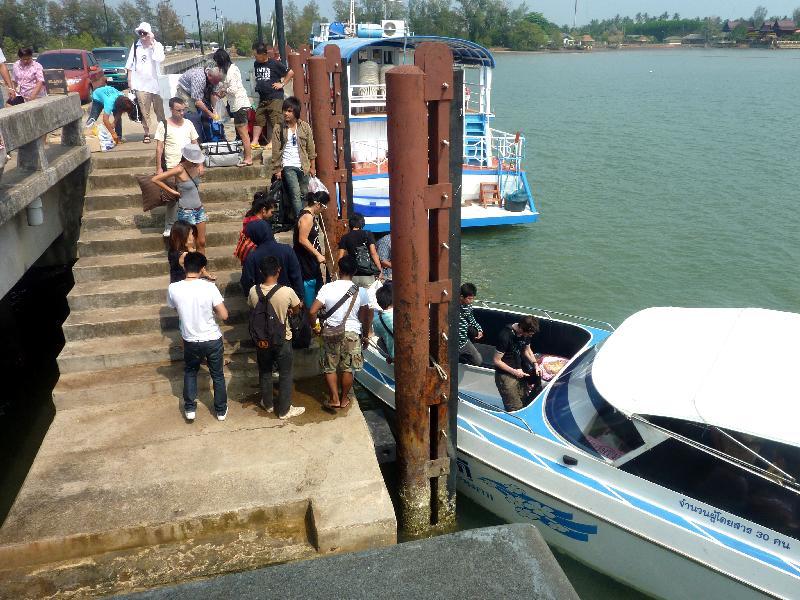 ขณะลงเรือที่ท่ากรมหลวง แหลมงอบ เพื่อเดินทางไปที่เกาะหมาก