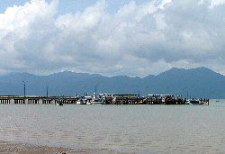 ที่ท่าเรืออนุสรณ์สถานยุทธนาวีเกาะช้าง (ท่ากรมหลวง) อำเภอแหลมงอบ จังหวัดตราด