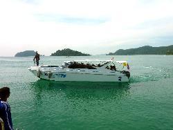 เรือลีลาวดีสปีดโบ๊ท ที่ขนาดใหญ่ ปลอดภัยและมีหลังคาคลอบคลุมตัวเรือ