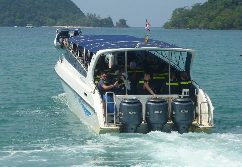 เครื่องยนต์คู่ที่อยู่บนเรือลีลาวดีทุกลำทั้งไปและกลับจาากเกาะหมาก เพื่อให้แน่ใจได้ว่าเราส่งคุณถึงจุดหมายปลายทางอย่างแน่นอน