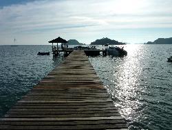ท่าเรือของลีลาวดีสปีดโบ๊ทที่อยู่ด้านหน้าของมะกะธานีรีสอร์ท เกาะหมาก ก่อนที่เราจะขยายให้ใหญ่ขึ้น