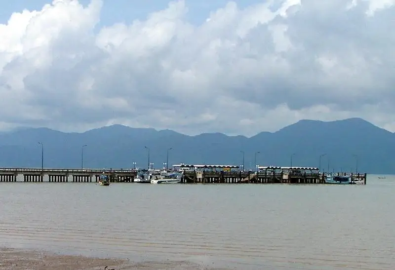 ที่ท่าเรืออนุสรณ์สถานยุทธนาวีเกาะช้าง (ท่ากรมหลวง) อำเภอแหลมงอบ จังหวัดตราด